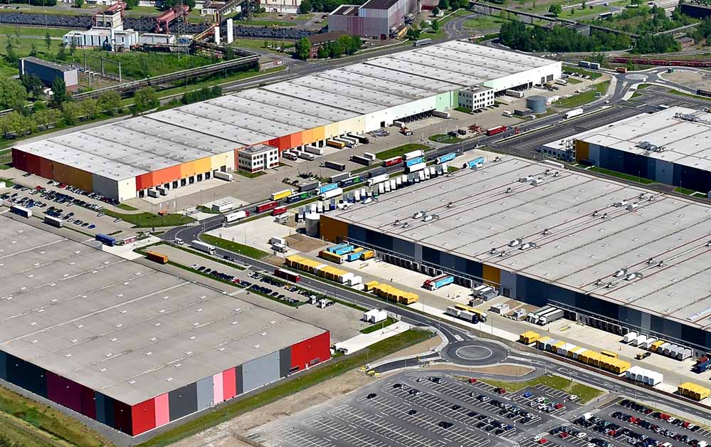 Zur Orientierung: Die Logistiktochter LFP des Abfüll- und Verpackungsherstellers KHS nutzt die Halle oben im Bild. Amazon hat die beiden (angeschnittenen) Hallen in der rechten Bildhälfte gemietet (rechts oberhalb des Parkplatzes).