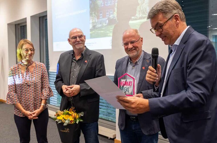 (Erster Preis): Personen v.l.n.r.: Susanne Linnebach, Leiterin des Amtes für Stadterneuerung und Jurymitglied; Matthias Hüppe, 2. Vorsitzender Haus Wenge Lanstrop e.V.; Dr. Günter Hagenhoff, 1. Vorsitzender Haus Wenge Lanstrop e.V.; OB Thomas Westphal