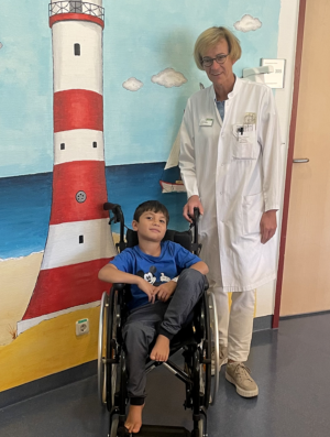 Dr. Katrin Rosery, Oberärztin der Kinderorthopädie, und ihr Team konnten die Fehlstellung korrigieren und Mohammad eine neue Zukunft ermöglichen.