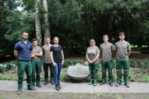 Auszubildende des Garten- und Landschaftsbau mit Ausbilderin Silvana Reimers