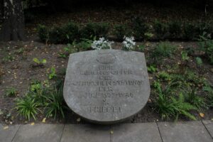 Das Grabfeld erinnert an 89 Dortmunder Opfer des NS-Regimes, die während des Zweiten Weltkriegs in Konzentrationslagern ermordet wurden.