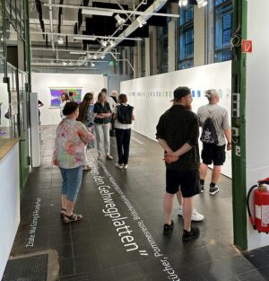 In der Ausstellung erwarten Besucher:innen, Experimente mit Druckgrafik und Literatur aus verschiedenen Jahrhunderten bis hin zu einer Rauminstallation mit Soundelementen.