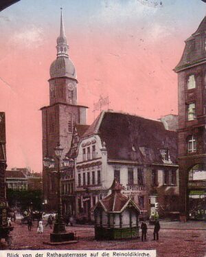 Die Adler-Apotheke (Bildmitte) am alten Markt um 1900