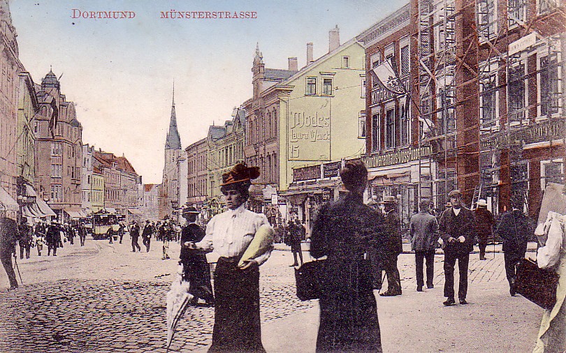 Münsterstraße um 1905. Ganz rechts hinter einem Baugerüst die Löwen-Apotheke