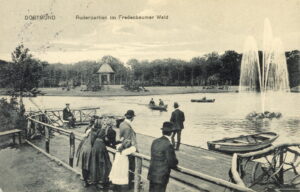 Das historische Foto zeigt eine Ruderpartie im Fredenbaumpark im Jahr 1913. 