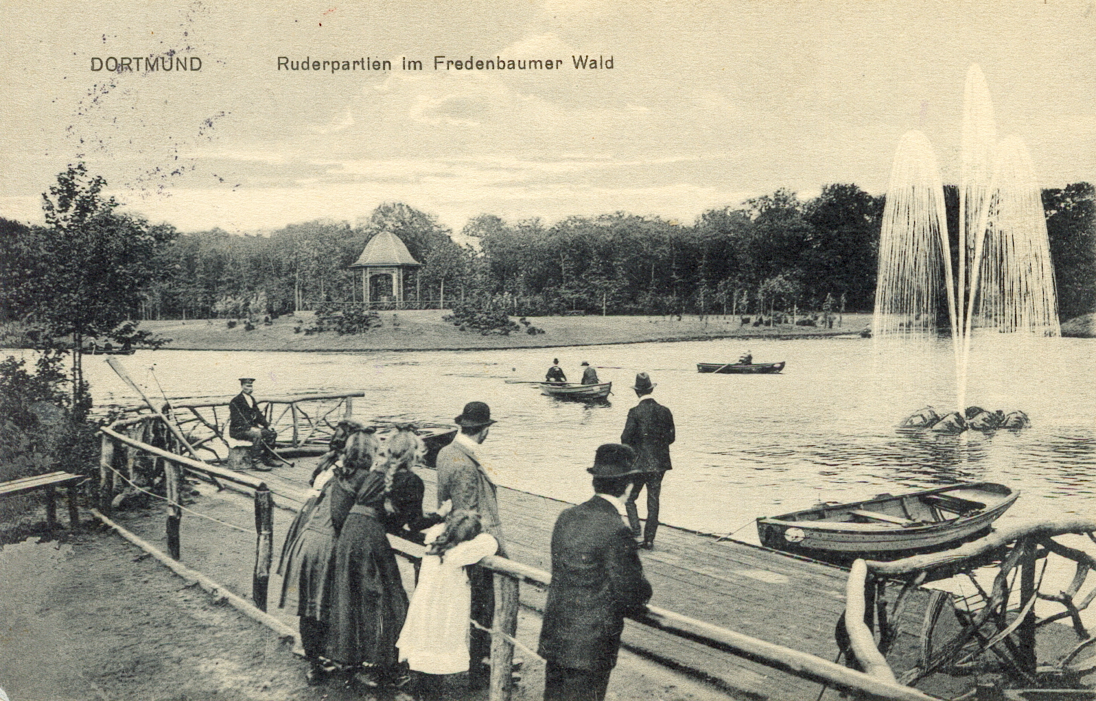 Das historische Foto zeigt eine Ruderpartie im Fredenbaumpark im Jahr 1913.