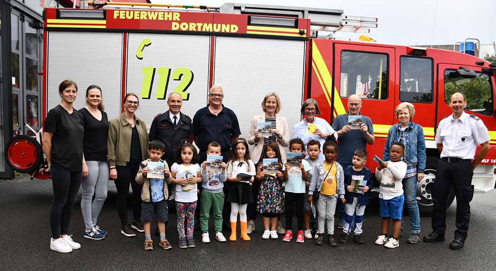 Jugenddezernentin Monika Nienaber-Willaredt (mittig) und Kinder der FABIDO-Kita Bornstraße zu Besuch auf der Feuerwache 1.