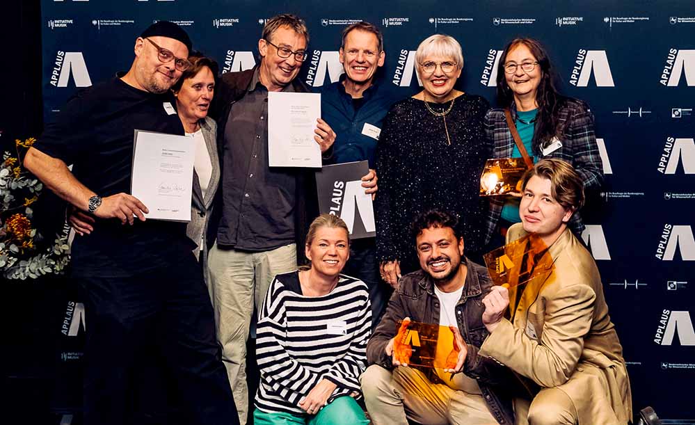 Aktive der drei Dortmunder Preisträger beim Gruppenbild mit Kulturstaatsministerin Claudia Roth in Hannover.