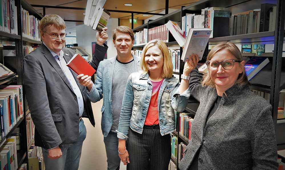 Gruppenfoto der Kritiker*innen des Bücherstreits (v.l.n.r): Johannes Borbach-Jaene, Tobias Lachmann, Julia Sattler und Iuditha Balint.