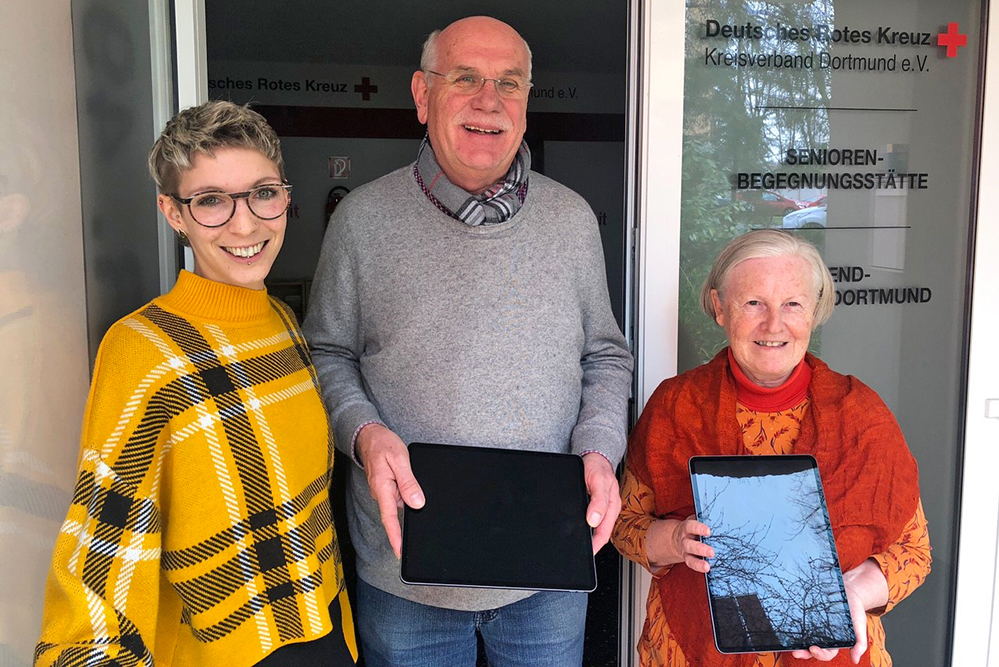 Das DRK möchte daher zukünftig mit dem „Internet-Café 50+“ den Menschen ab 50 Jahren die Möglichkeit bieten, in entspannter Atmosphäre bei einer heißen Tasse Kaffee oder Tee gemeinsam Geräte wie Smartphones, Tablets und PCs sowie das Internet zu nutzen, sich auszutauschen und bei Bedarf Unterstützung durch ehrenamtliche Helfer*innen zu erhalten.