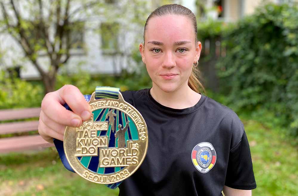 Taekwondo-World-Games-Siegerin Elisabeth Buchmiller mit ihrer Medaille