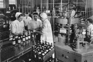 Einst brauten Frauen das Bier. In den 1950er Jahren waren sie Hilfskräfte, wie hier im Flaschenkeller der Dortmunder Union-Brauerei AG. In der Produktion sind sie heute die Ausnahme.