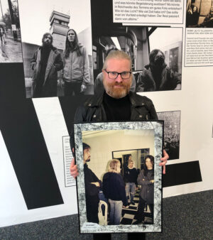 Stefan Hackländer mit dem legendären Foto, das Rock Hard-Gründer Holter Stratmann 1991 backstage von der Band Nirvana schoss.