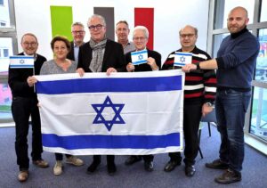 Der Vorstand des Netanya Vereins (.v.li.): Altbürgermeister Adolf Miksch, Claudia Steinbach (Auslandsgesellschaft), Michael Tolksdorf, Klaus Wegener (Vorsitzender Netanya Verein), Frank Mertin (Schatzmeister), Hans-Werner Reckmann, Reinhard Sack, Leonit Chraga (Jüdische Gemeinde)