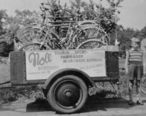Fahrradtransport mittels Anhänger in den 1950er Jahren
