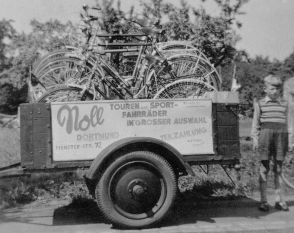 Fahrradtransport mittels Anhänger in den 1950er Jahren