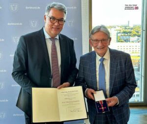OB Thomas Westphal überreichte Wolfgang Polak im Namen des Bundespräsidenten das Bundesverdienstkreuz.