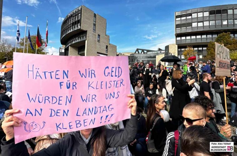 Zwischen 20.000 und 25.000 Teilnehmende kamen zur Protestkundgebung vor dem Düsseldorfer Landschaft.
