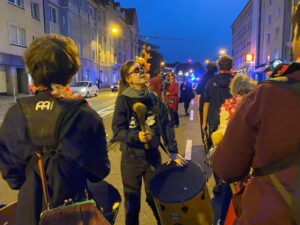 Der Umzug findet zur Musik der „Community Musik Street Band“ statt.