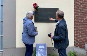 Peter Dowding legt Blumen für die Opfer der Willkürjustiz nieder.