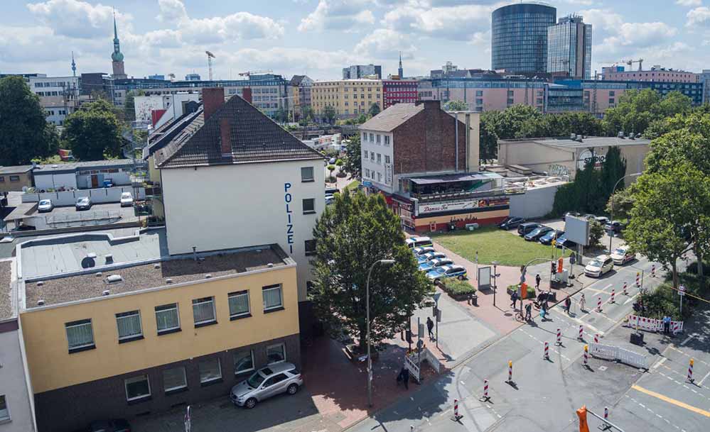 Die Nordstadt-Wache (links im Bild) zieht voraussichtlich Ende 2026 in einen Neubau um, der nach dem Abriss der Gebäude auf dem Gelände (rechts) als Quartier Burgtor entsteht.