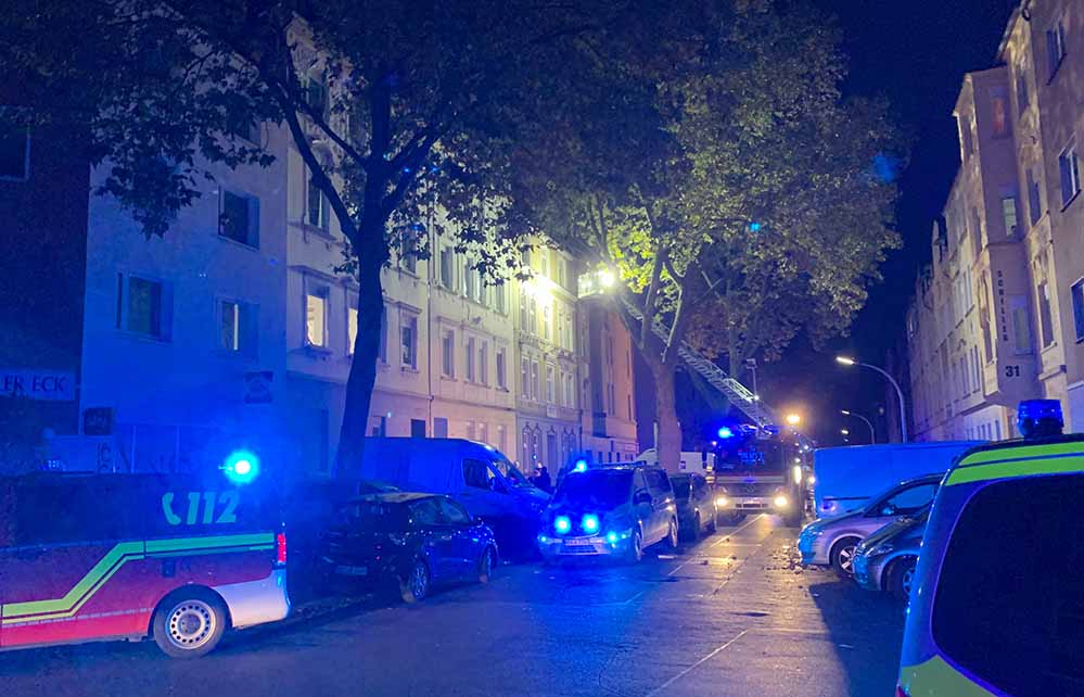 Wegen eines Feuers in einem Mehrfamilienhaus der Schillerstraßemussten vier Personen über eine Drehleiter gerettet werden.