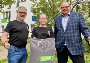 Elisabeth Buchmiller mit ihrem Trainer Gérard Galinski (l.) und Ausbildungsleiter Ralf Pirags