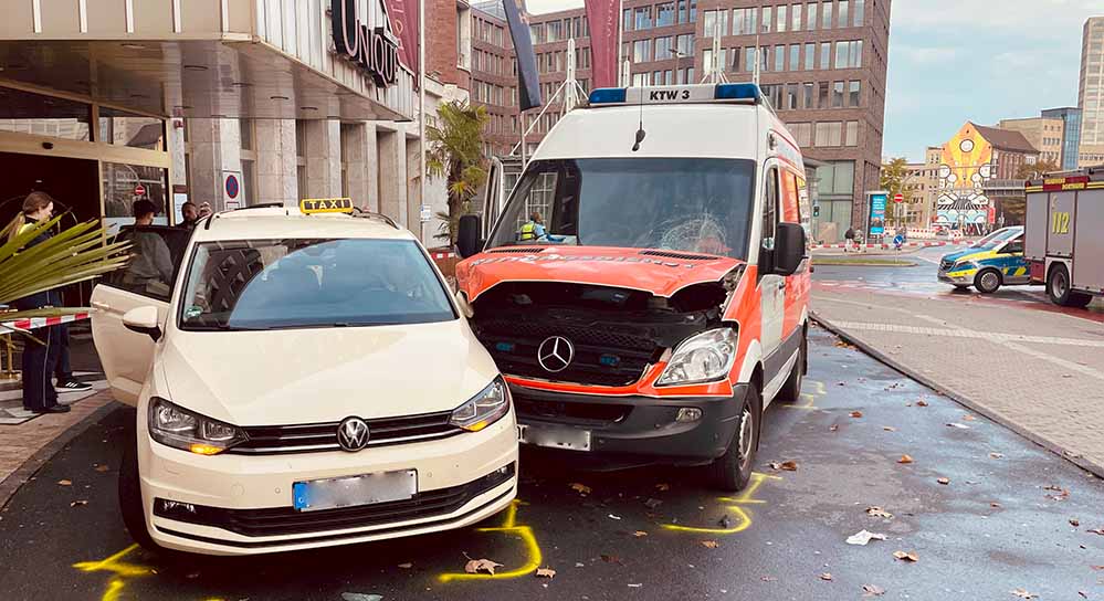 Bei dem Unfall wurde ein Fußgänger schwer verletzt. Drei weitere Personen wurden vorsorglich ins Krankenhaus gebracht.