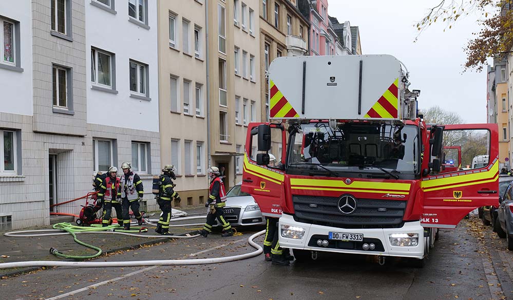 Einsatzkräfte der Feuerwehr vor dem Haus in der Fliederstraße.