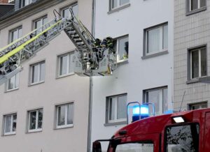 Über die Drehleiter wurden weitere Wohnungen kontrolliert.