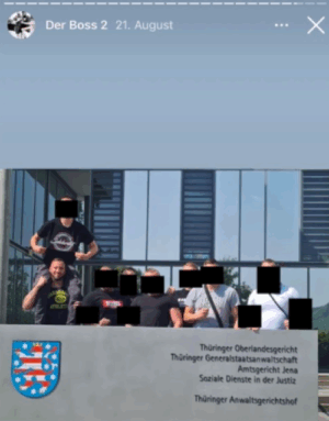 Das Foto zeigt Neonazis vor dem Thüringer Oberlandesgericht.