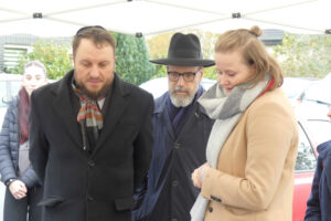 Lehrerin Wiebke Menke im Gespräch mit dem Rabbiner Nosikov und dem neuen Kantor der jüdischen Gemeinde Dortmund