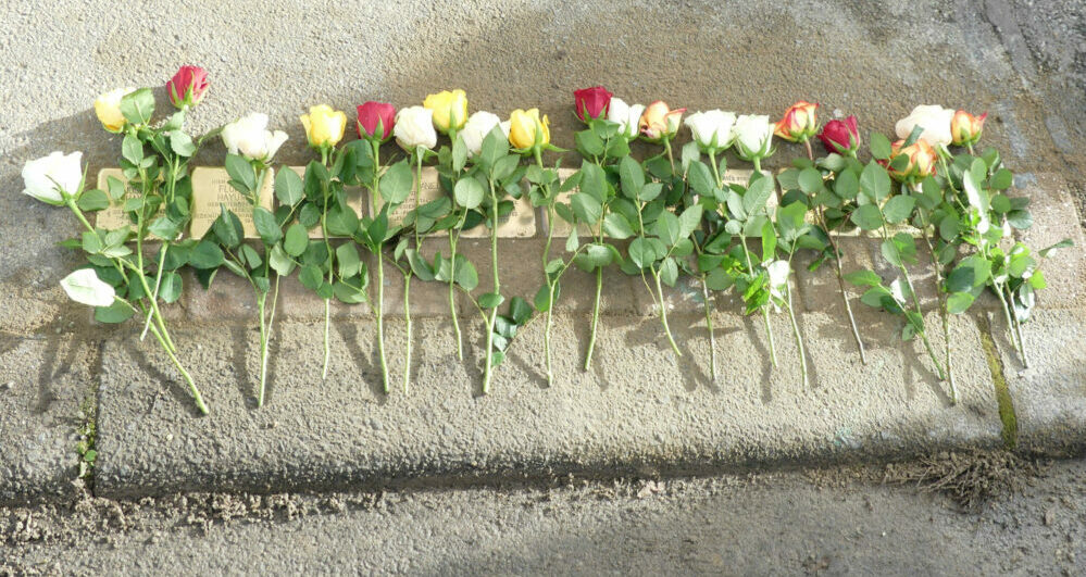 Die mit Blumen geschmückten Stolpersteine für die Familie Hayum