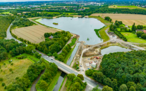 Das Hochwasserrückhaltebecken Dortmund-Ellinghausen im gefüllten Zustand - hier wird der Nutzen der Anlage für die Bevölkerung deutlich: Das Becken hält Wassermassen zurück, die sonst unter Umständen zu Überflutungen führen könnten.