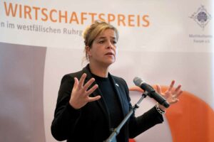  Mona Neubaur ist Ministerin für Wirtschaft, Industrie, Klimaschutz und Energie des Landes Nordrhein-Westfalen.