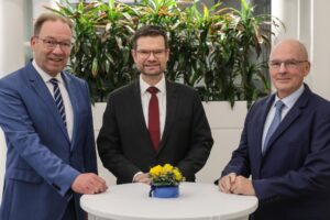 IHK-Hauptgeschäftsführer Stefan Schreiber, Bundesjustizminister Dr. Marco Buschmann und IHK-Präsident Heinz-Herbert Dustmann.