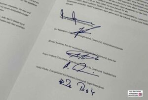 Die Vertreter:innen von Stadt und Glaubensgemeinschaften haben den „Appell an die Dortmunder Jugend“ unterzeichnet.