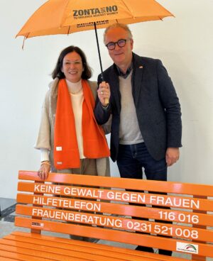 Claudia Austermann, vom Verein der Freunde von ZONTA international und Klaus Wegener, Präsident der Auslandsgesellschaft. de  