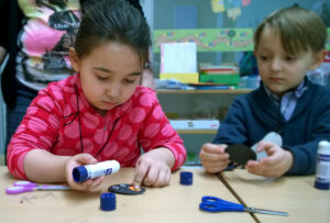 Wenn Kinder in die Schule kommen, müssen sie mit Stifte und Schere umgehen können. Daher werden auch solche Basiskompetenzen durch Basteln trainiert.