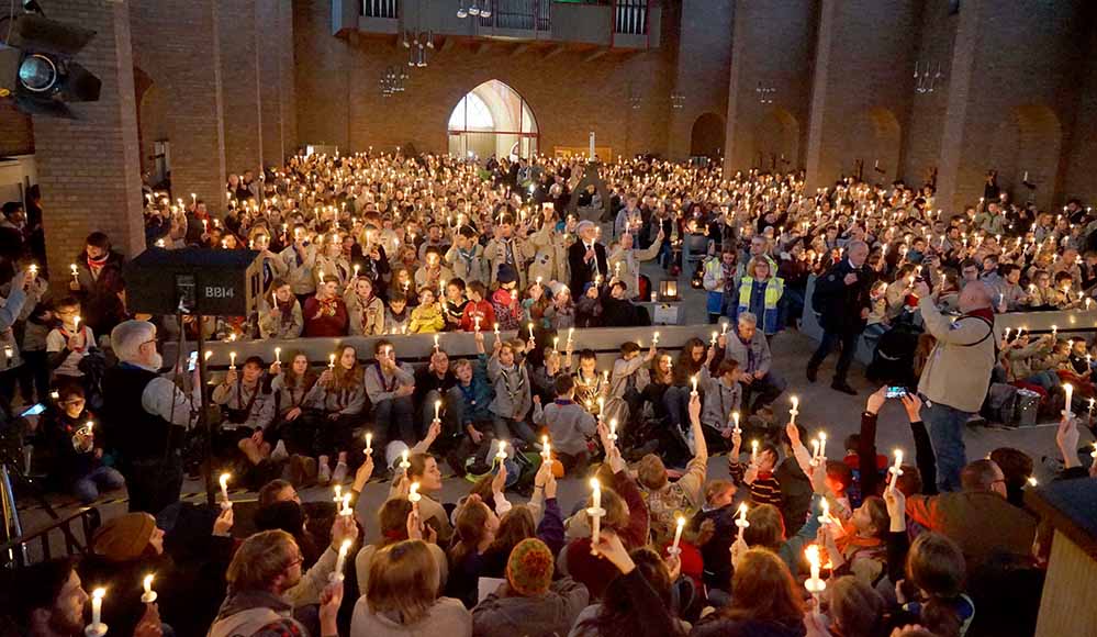 Am dritten Adventssonntag geben Pfadfinder:innen in der St. Joseph-Kirche in Nordstadt das Friedenslicht weiter.