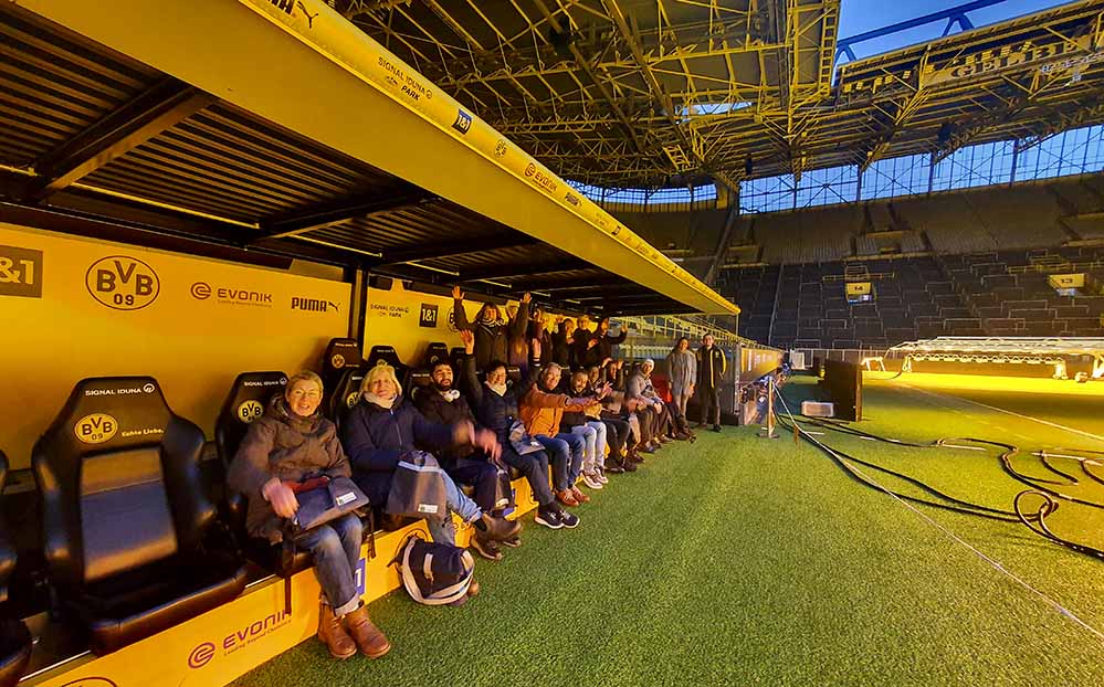 100 Ehrenamtliche aus unterschiedlichsten Bereichen haben die Einladung für eine Stadionführung angenommen.