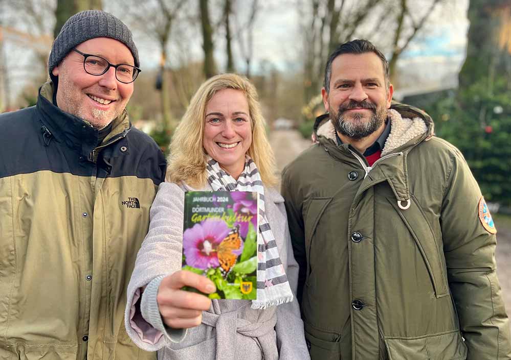 Freuen sich über die neueste Auflage des Jahrbuchs Dortmunder Gartenkultur (v.l.): Jan Peter Mohr, Leiter Fredenbaumpark, Claudia Pötsch (Grünflächenstrategie und -management beim Grünflächenamt) und Heiko Just, Leiter des Grünflächenamts.