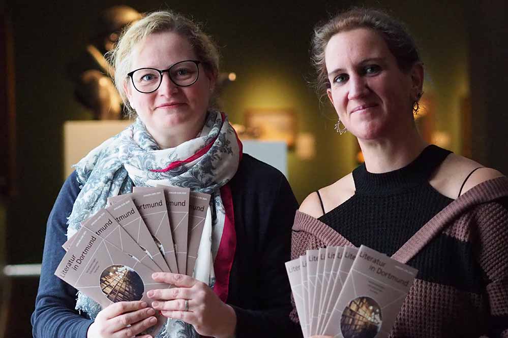 Der Literaturkalender ist da! Isabel Pfarre (links, Kulturbüro) und Ines Guzik (rechts, Stadt- und Landesbibliothek) haben ihn zusammen gestellt.