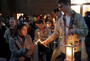 In einer Laterne brachte eine Abordnung der Pfadfinderinnen und Pfadfinder das Friedenslicht aus Linz in Österreich nach Dortmund und verteilte die kleine Flamme an die Besucherinnen und Besucher des Gottesdienstes in der St. Joseph-Kirche. 