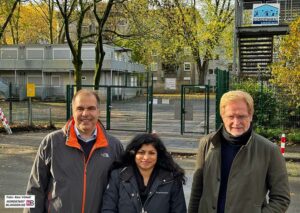 Stiftungsvorstand Detlef Mutterer, Projektmanagerin Thuvaraka Thavayogarajah und Beirat Ludger Wilde vor der Nordmarkt-Grundschule - sie platzt trotz der Containerbauten aus allen Nähten. 