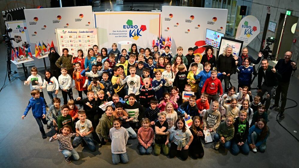 100 Kinder waren bei der Auftaktveranstaltung zum Projekt „EUROKiK" im Fußballmuseum anwesend.