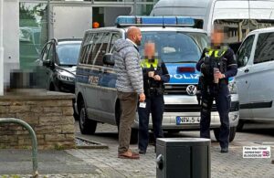 Geschäftsführer Leonid Chraga im Gespräch mit dem Polizeischutz - Alltag für die Jüdische Gemeinde.