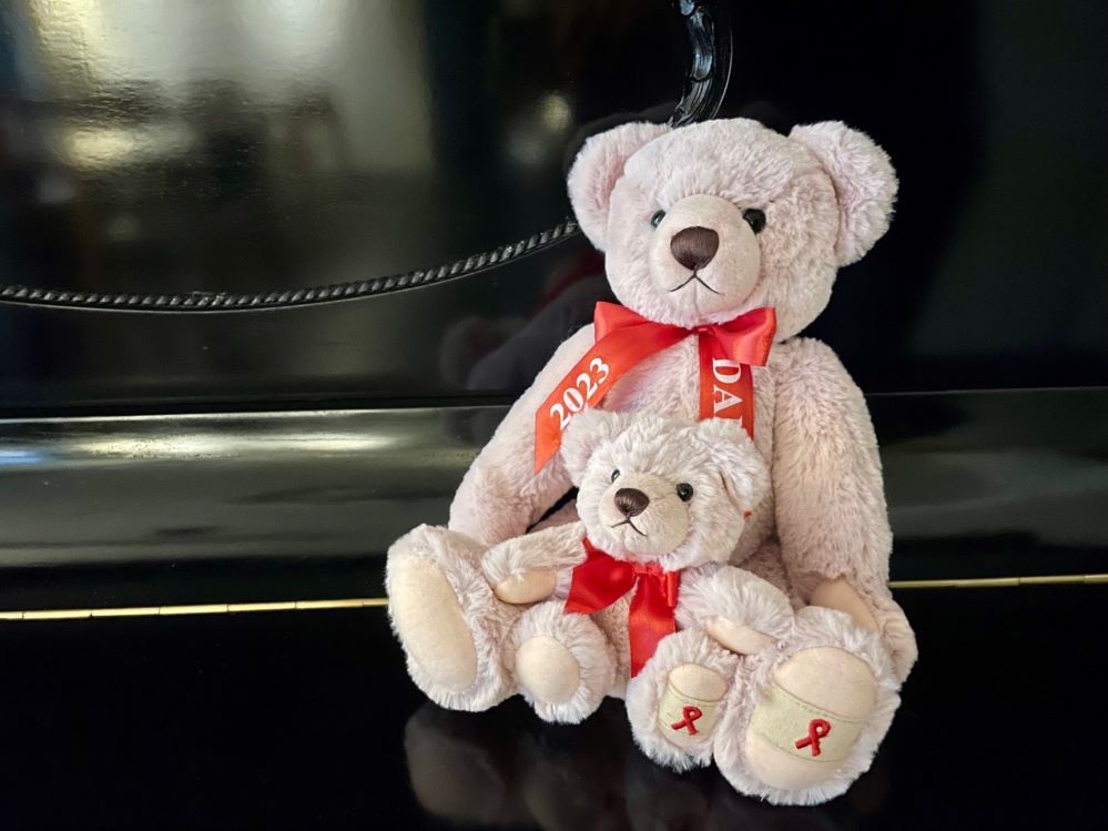 Die aidshilfe dortmund e.v. ist vom 23.11.2023 bis zum 23.12.2023 mit ihrem Bulli-Stand auf dem Dortmunder Weihnachtsmarkt vertreten. Dort wird auch der traditionelle „Aids-Teddy“ verkauft.