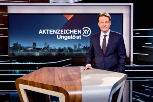 Moderator Rudi Cerne im Studio von „Aktenzeichen XY... ungelöst“