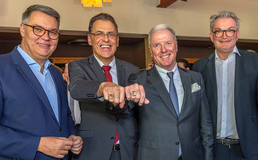 Tobias Heitmann (r.), Vorstandsvorsitzender des Cityrings Dortmund, und Dortmunds Oberbürgermeister Thomas Westphal (l.) freuen sich mit den beiden City-Ring-Preisträgern Uwe Samulewicz (2.v.l.) und Martin Eul (2.v.r.) über die Auszeichnung.